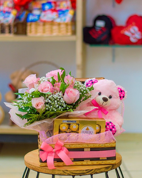 Cesta de Chocolate com Rosas Rosadas